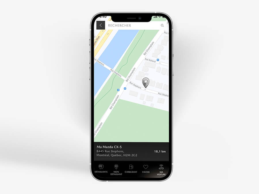 Téléphone noir affichant le localisateur de véhicule de l’appli MyMazda indiquant l’emplacement du véhicule sur une carte