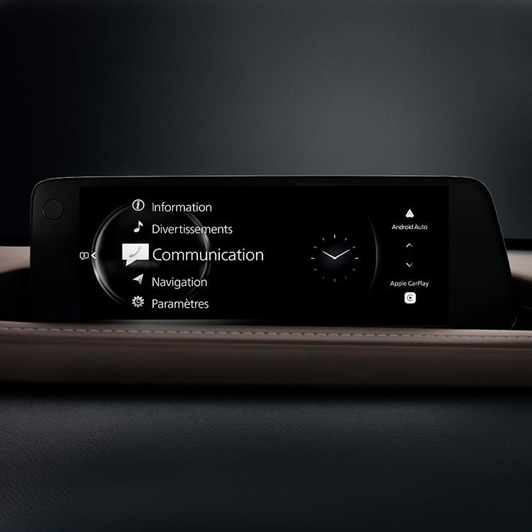 L’écran d’infodivertissement de la console centrale affiche l’option « Communication ».