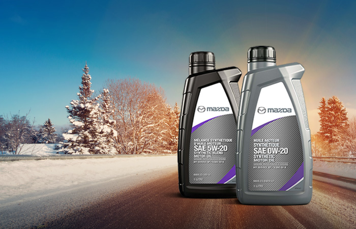  Un paysage d'hiver et deux bouteilles d'huile moteur synthétique d'origine Mazda 
