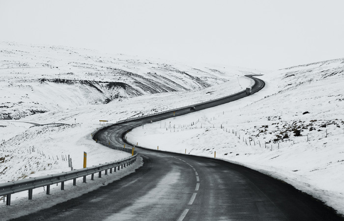  Une route sinueuse à travers des collines enneigées