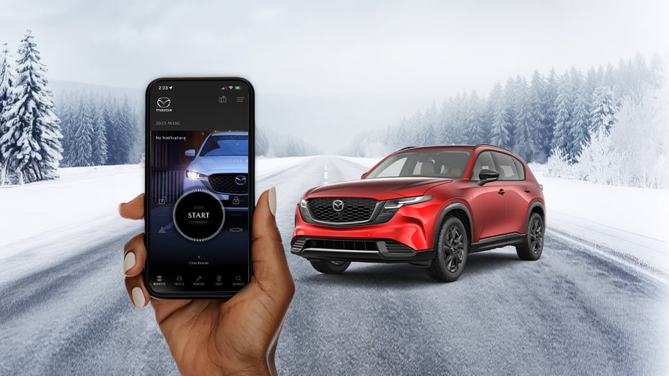 Une main tenant un téléphone sur lequel l'appli MyMazda est ouverte