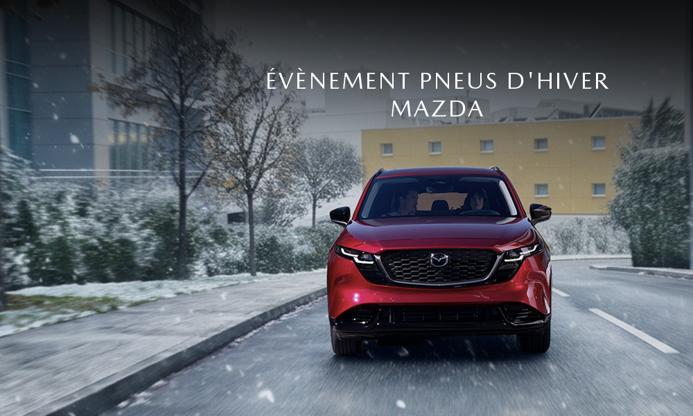 Un Mazda CX-5 roulant sur une route enneigée