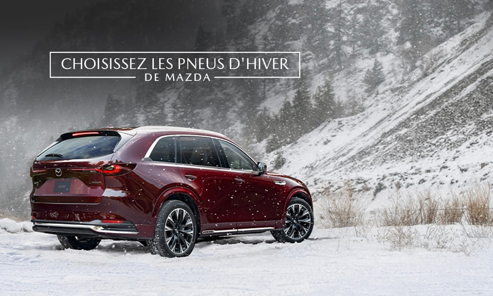 Un Mazda CX-90 roulant sur une route enneigée
