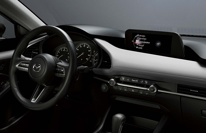 Tableau de bord de la Mazda3 avec l’écran Mazda Connect activé.