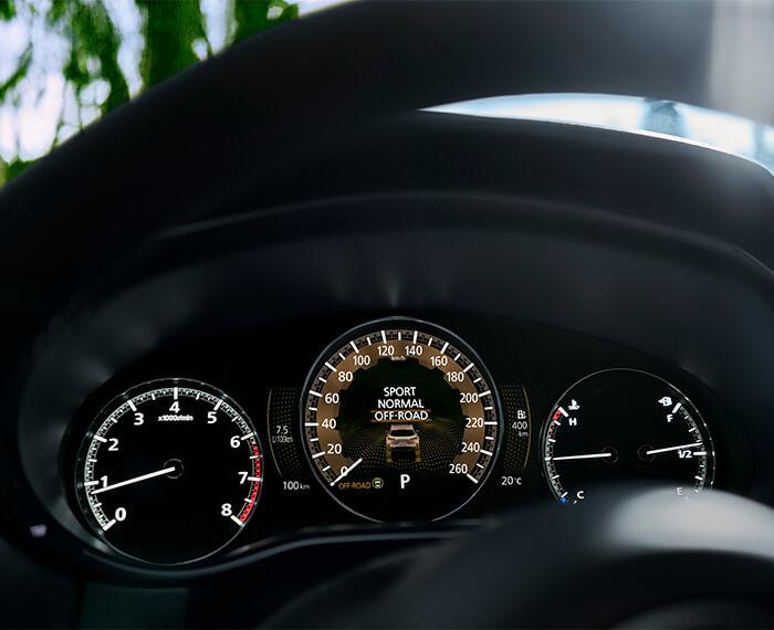 Tableau de bord éclairé d’un Mazda CX-50 affichant les options de modes de conduite Mi-Drive.