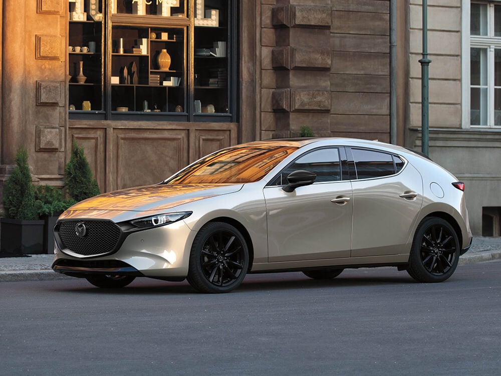 Meilleure petite voiture de 2023 | La Mazda 3 dans un décor extérieur