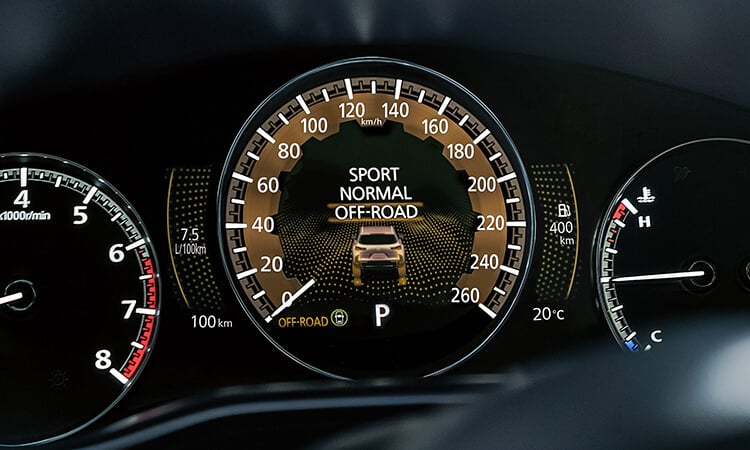 Le tableau de bord numérique du CX-50 affiche le compteur de vitesse et les modes Mi-Drive. 