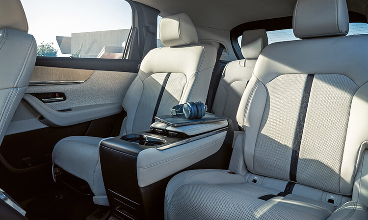 Partial view of second and third rows with centre console in White Nappa Leather. 