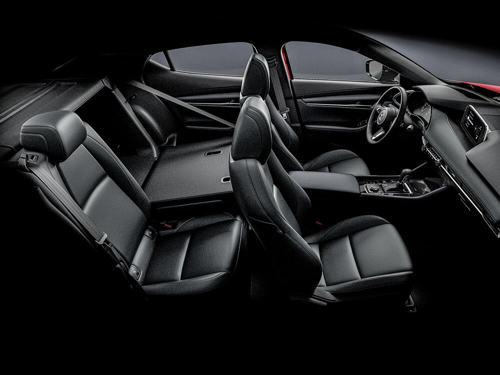 Vue complète de l'intérieur de la Mazda3 Sport depuis le côté passager, sans être gêné par les portes.