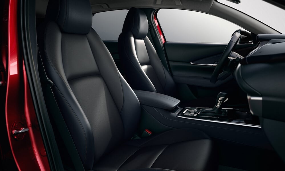 Sièges avant à l’intérieur d’un Mazda CX-30 du côté passager.