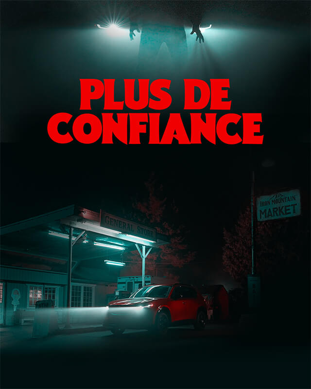 Image divisée d’une scène nocturne brumeuse avec un homme dans les phares en haut et un Mazda CX-5 à une station-service en bas, séparée par le texte « PLUS DE CONFIANCE ».