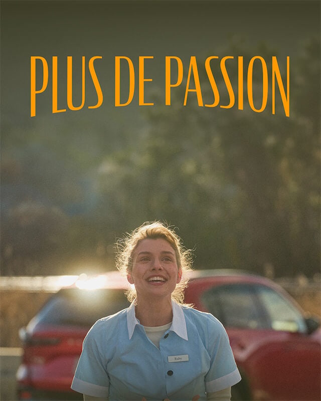 Une femme souriante avec un Mazda CX-5 flou en arrière-plan.