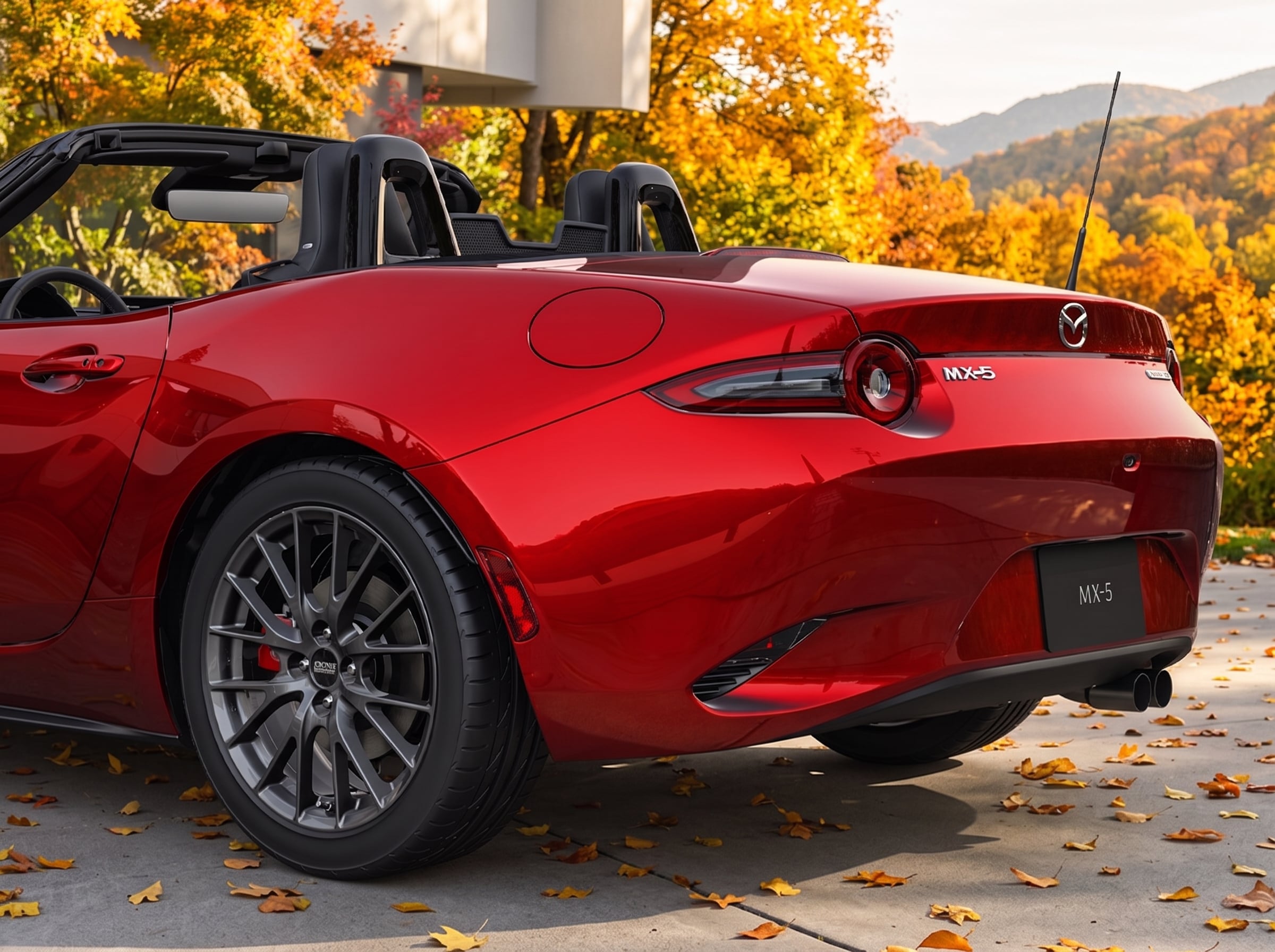 Gros plan de l’arrière d’une MX-5 ST rouge avec le toit ouvert.
