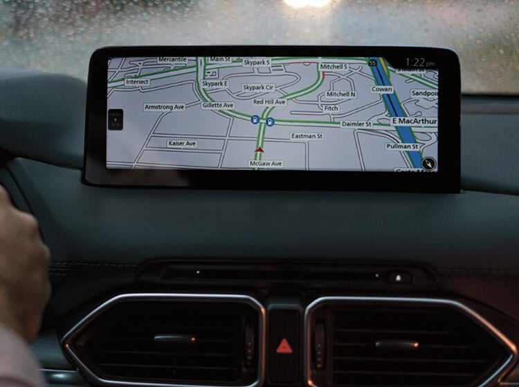 Tableau de bord avec l’écran de Mazda Connect affichant une carte routière