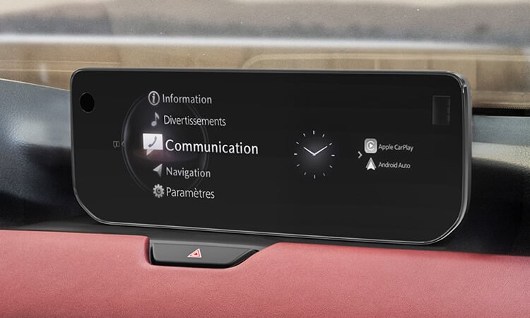 L’écran central d’infodivertissement affichant « Communication », l’heure et les options de connectivité du téléphone intelligent.